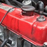 Винтажный игровой автомат в процессе технической реставрации коллекционером