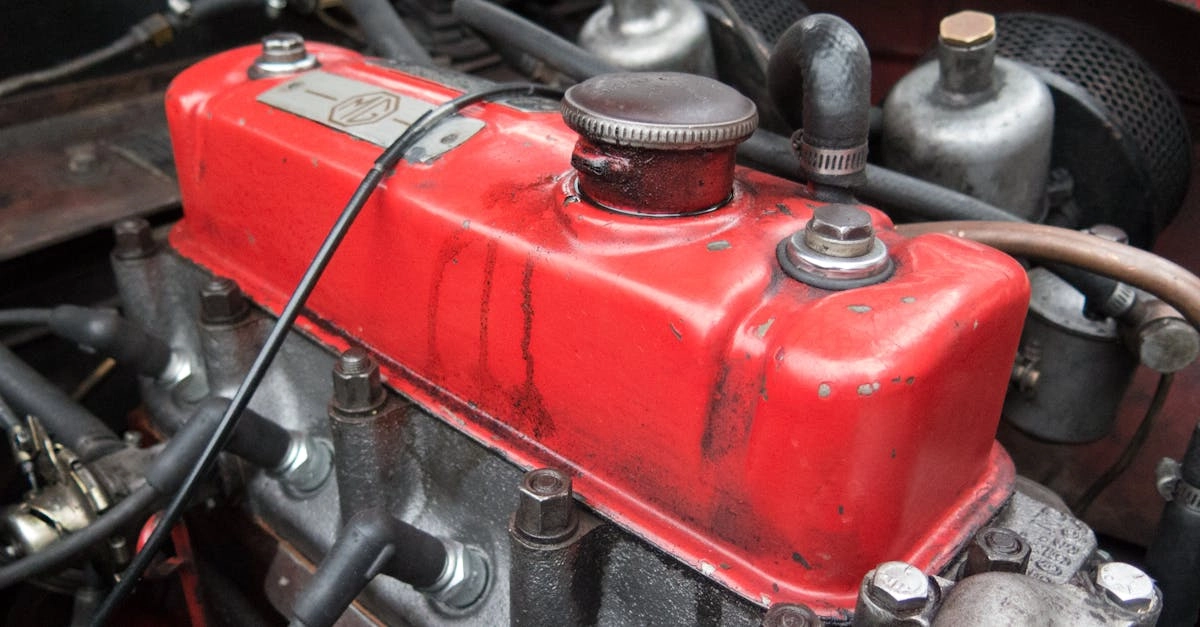 Винтажный игровой автомат в процессе технической реставрации коллекционером