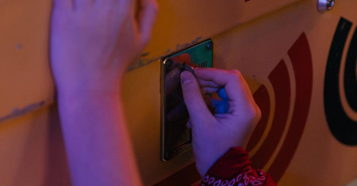 Винтажный игровой автомат в процессе технической реставрации